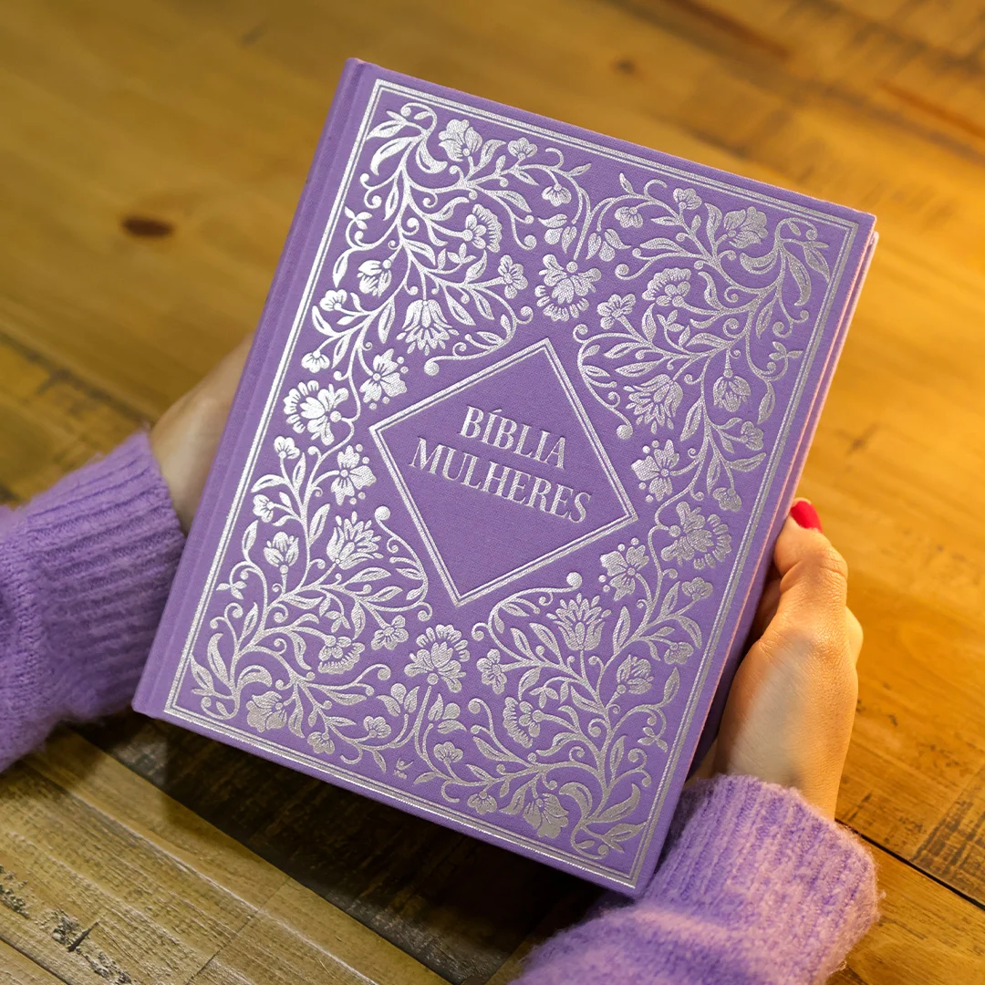 BÍBLIA MULHERES - VIVIANE MARTINELLO - NVT - ESPAÇO PARA ANOTAÇÕES - CAPA DURA VINTAGE ROXA