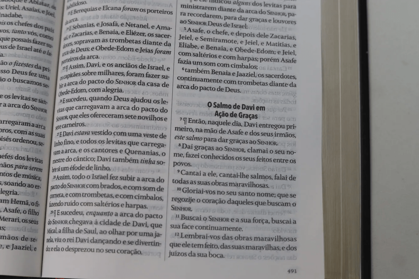 BÍBLIA KING JAMES FIEL 1611 EXTRA GIGANTE LUXO - CAPA BRANCA (BORDA PRATEADA)