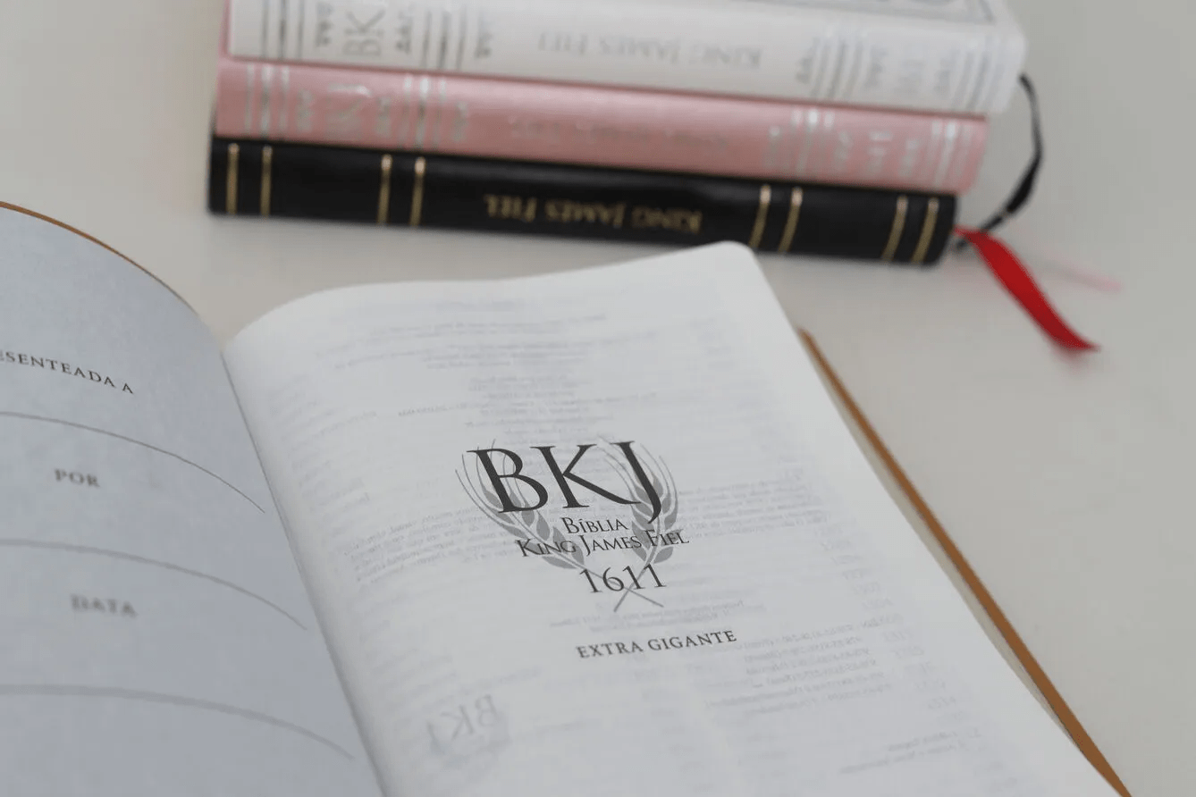 BÍBLIA KING JAMES FIEL 1611 EXTRA GIGANTE LUXO - CAPA ROSÊ (BORDA PRATEADA)