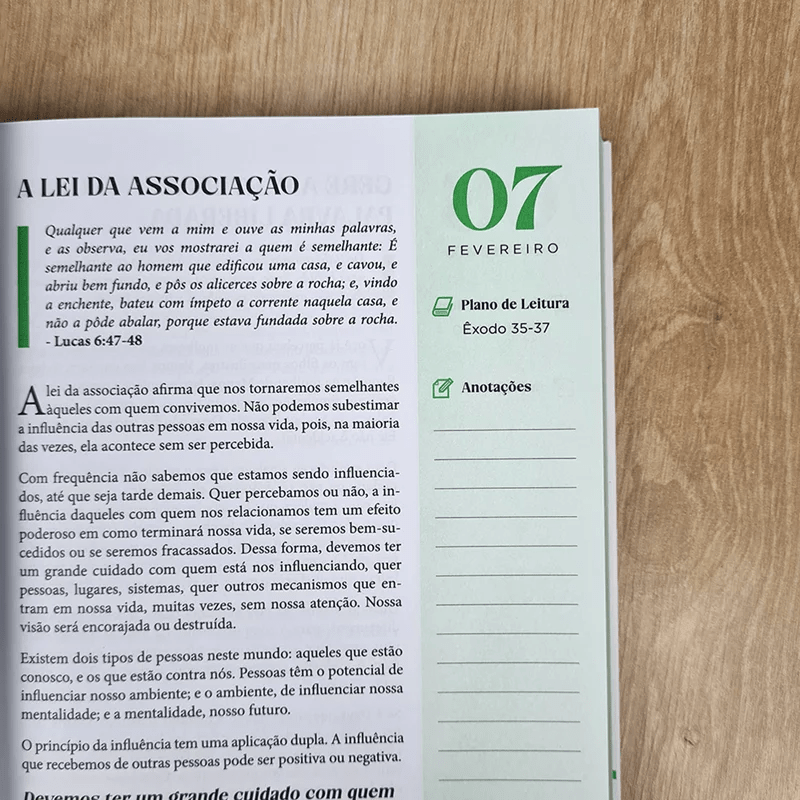 DEVOCIONAL DIA APÓS DIA CAMINHANDO COM O PAI - LUIZ HERMÍNIO