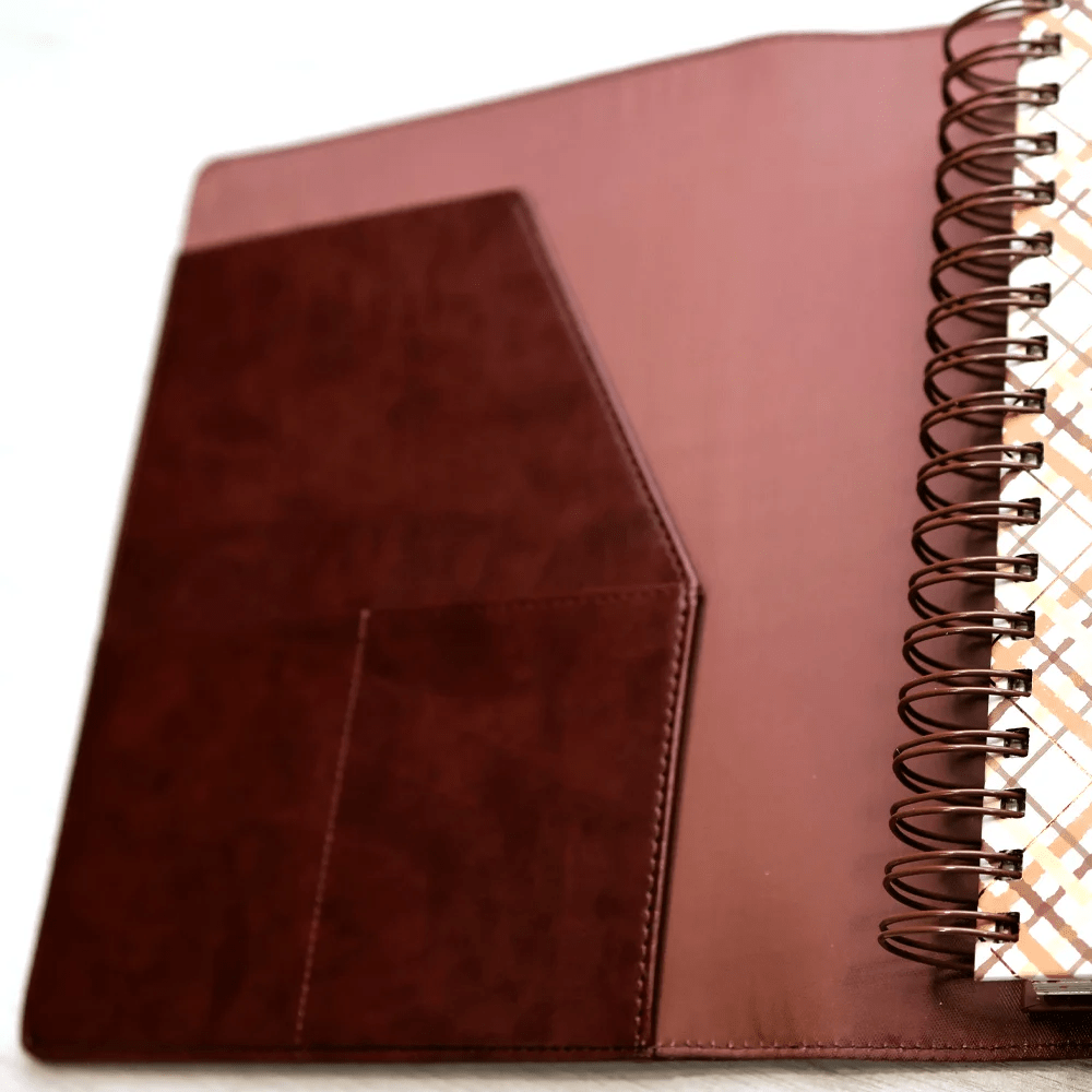 MEU PLANO PERFEITO, PLANNER ANUAL NÃO DATADO COM SOBRECAPA EXECUTIVA EM COURO-SOFT, CAPA XADREZ