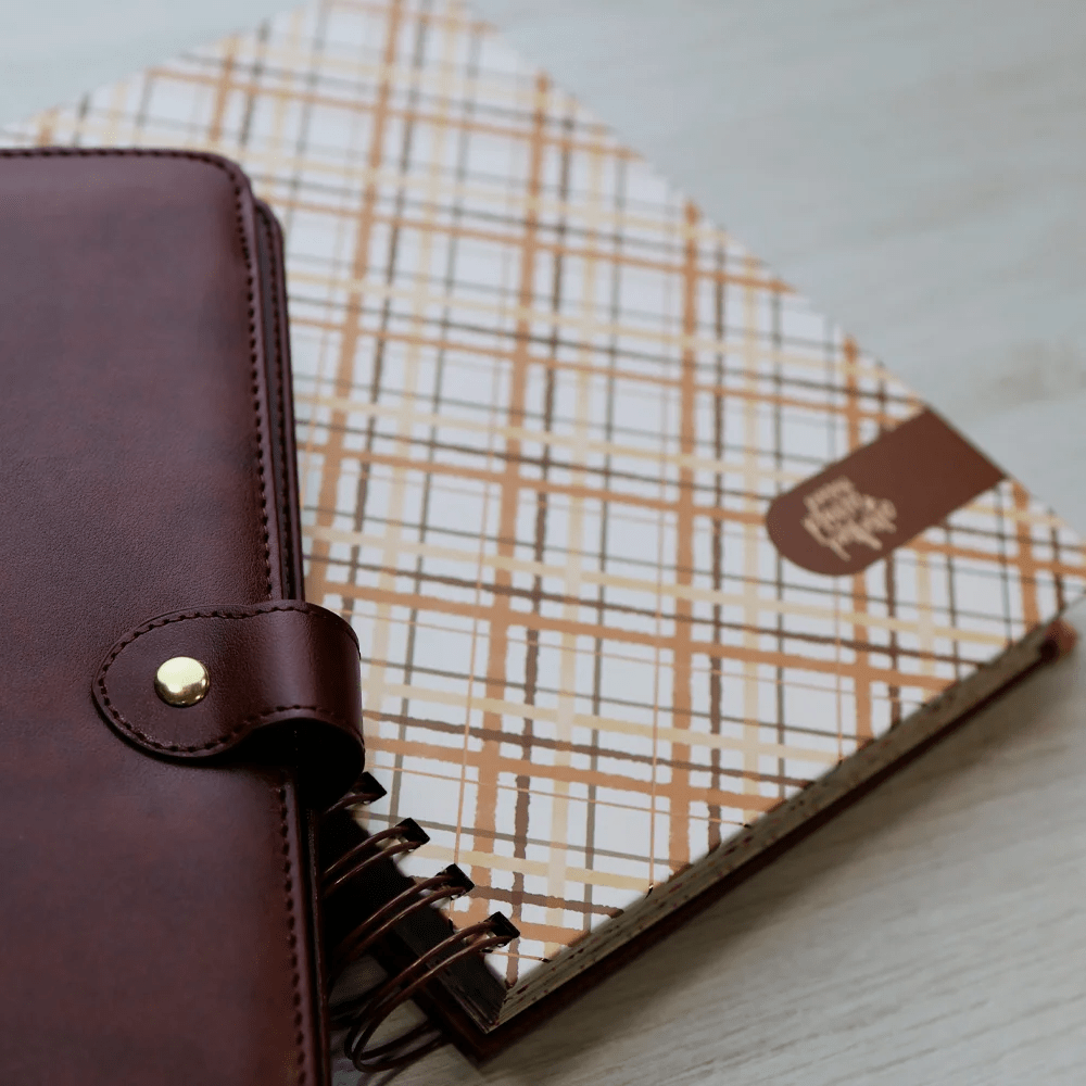 MEU PLANO PERFEITO, PLANNER ANUAL NÃO DATADO COM SOBRECAPA EXECUTIVA EM COURO-SOFT, CAPA XADREZ